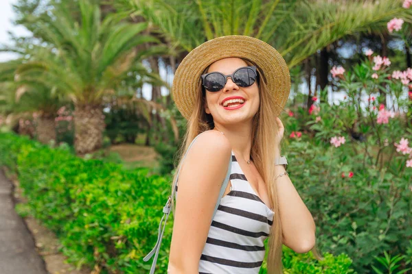 Portrait de fille élégante dans le parc. beau sourire et maquillage. S — Photo