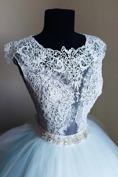 Moderno vestido de novia blanco en maniquí. la parte superior del vestido es cov — Foto de Stock