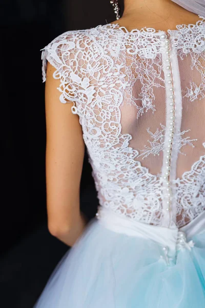 Bruiden terug in de bruiloft witte jurk met kant en knoppen. Sluiten — Stockfoto