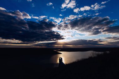 günbatımı Nehri. nehir kıyısında üzerinde yeni evliler