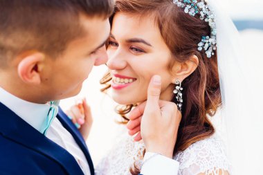 damat gelini yüzünde Yumuşak dokunuş. güzel çift ihale m olması