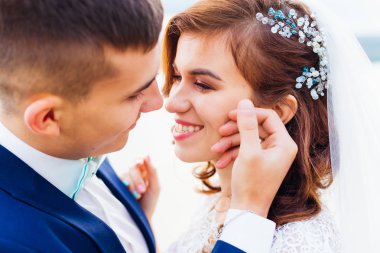 damat gelini yüzünde Yumuşak dokunuş. güzel çift ihale m olması