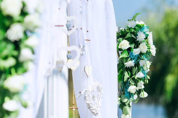 Bröllop ceremoni dekoration. Arch med tyll och bukett av annandag — Stockfoto