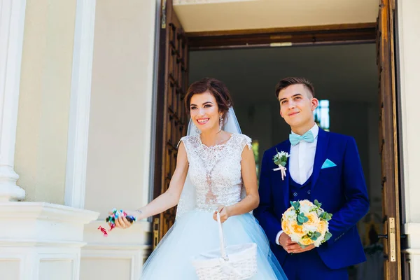 Όμορφη νύφη κατέχει ένα καλάθι με καραμέλα και σκέδασης τους. Gr — Φωτογραφία Αρχείου