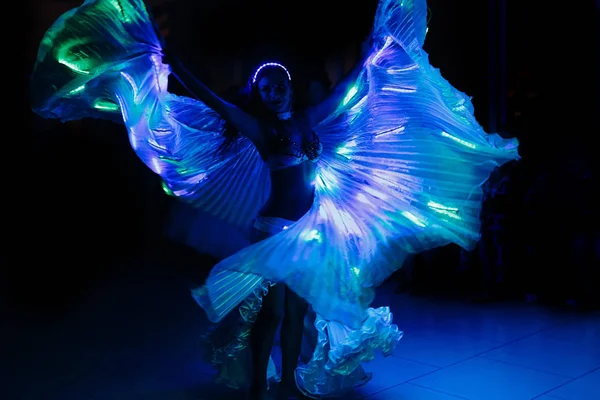 Pokaz świetlny ślubu. Kobieta tańczy w kostiumie motyla — Zdjęcie stockowe