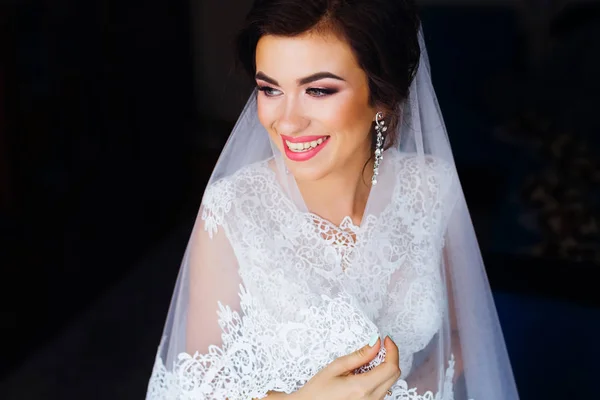 Primer plano de la novia en vestido y velo nupcial. hermoso maquillaje —  Fotos de Stock