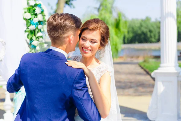 Recién casados bailan después de la ceremonia cerca de los arcos con paisajes . —  Fotos de Stock