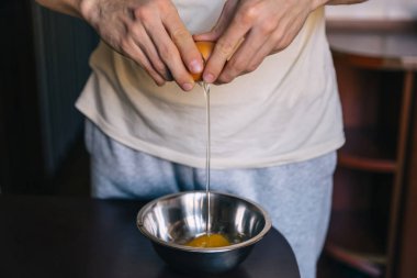  elleri kırık yumurta, aşağı düşen sarısı. Closeup. adam prepari olduğunu