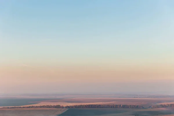 Serata autunnale. vista sul campo. nebbia sul campo — Foto Stock