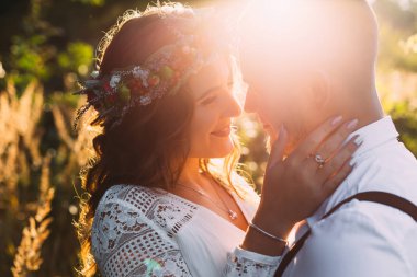 beyaz gömlek ve yay kravat adam. baş bir çelenk ile kız e