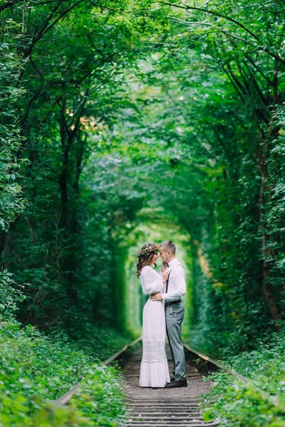 Paret i kärlek står öga mot öga på järnvägs spåret. beautifu — Stockfoto