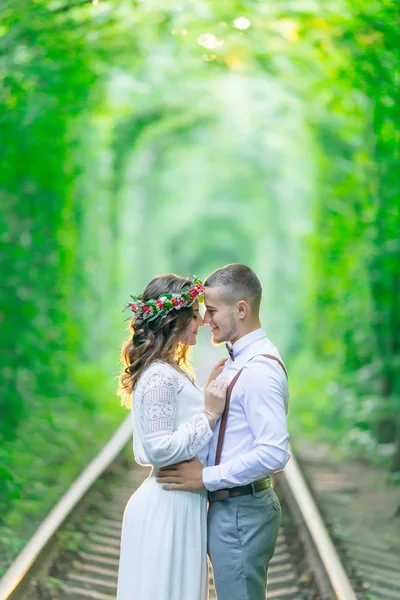 Kram ett par i kärlek. träd tunnel och järnväg. på nära håll. Krans — Stockfoto