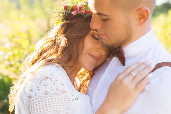 Chlapa s bílou košilí a motýlíkem. dívka s věnec na hlavě e — Stock fotografie