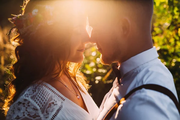 Naturaleza y sol. la pareja enamorada inclina la cabeza. chica w —  Fotos de Stock