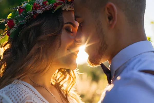 Primo piano di una coppia con gli occhi chiusi sorride e la faccia in piedi t — Foto Stock