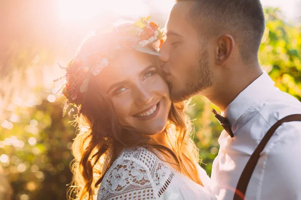 kafasından bir çelenk ile güzel bir kız. Festival kıyafetinde adam