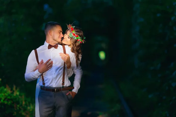 Fille avec une couronne sur la tête étreint un gars avec une barbe — Photo