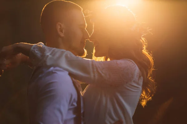 Sol sobre um casal apaixonado. A rapariga abraça um tipo. face a fac — Fotografia de Stock