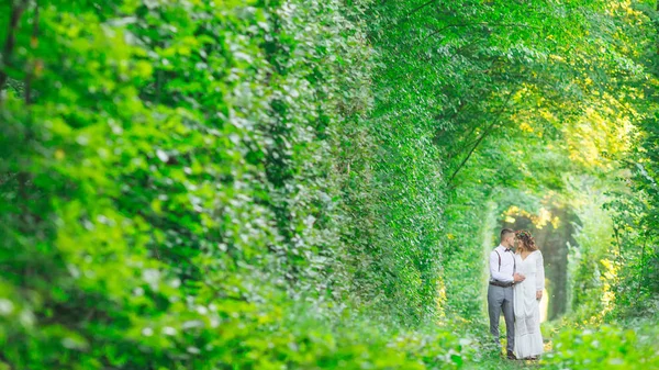 Çift aşk yürüyüş. yeşil ağaç tüneli ve demiryolu pisti. — Stok fotoğraf