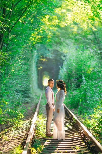 Killen och flickan tittar på varandra. ett par är stan — Stockfoto