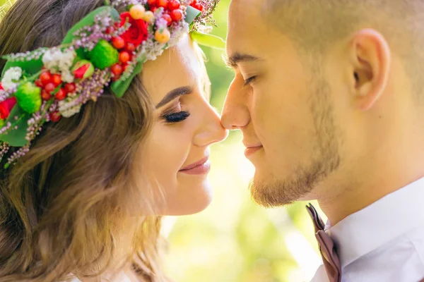 Gros plan du visage du gars et de la fille. ils se penchent leur il — Photo