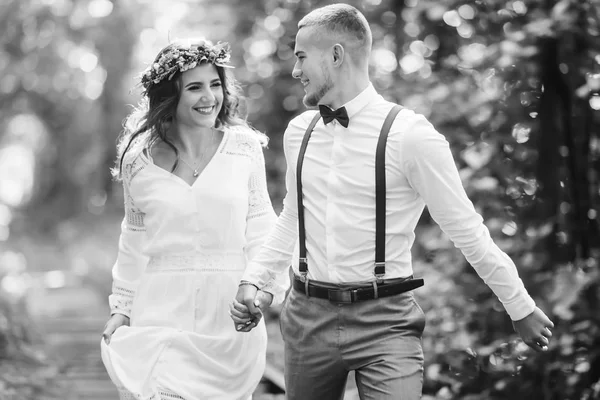 O casal no amor segurar as mãos e correr no fundo do t — Fotografia de Stock