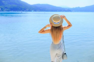 uzun saçlı bir kız için arka görünüm o bo kollarını tutar