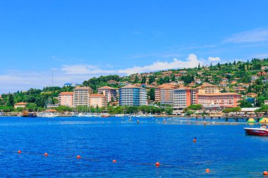 Portoroz şehrinin manzarası denizde bir tepe üzerinde yer almaktadır