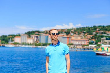 t arka planda bir polo gülümseme şık genç sakallı adam
