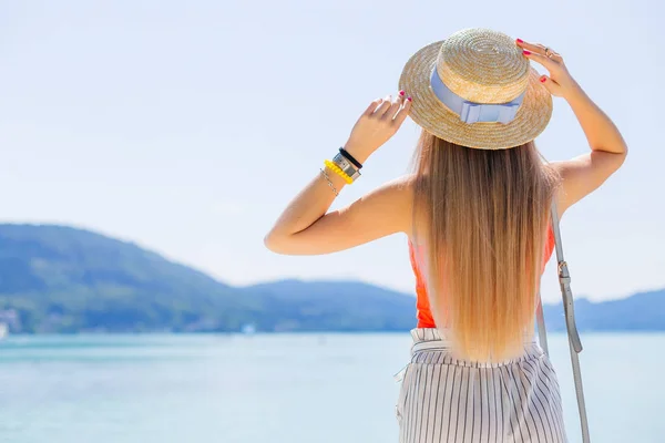 Lac de montagne. Fille admire les vues et tenant la main sur le bateau — Photo