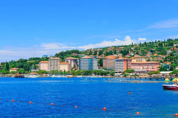 Portoroz şehrinin manzarası denizde bir tepe üzerinde yer almaktadır
