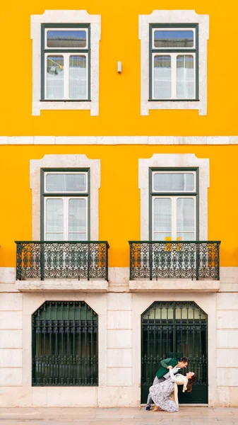 A menina se curvou e o cara a apoia perto do buildin — Fotografia de Stock