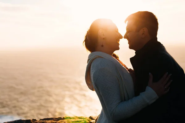 Umarmung des verliebten Paares vor der Kulisse des Abends. — Stockfoto