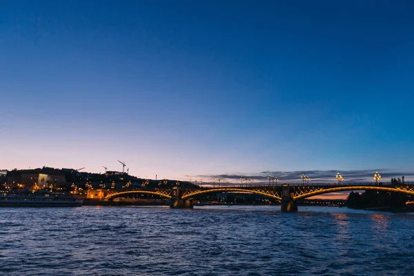 Pont à travers la rivière navigable Budapest, Hongrie. éclairage o — Photo