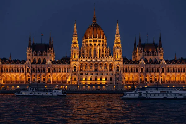 Budapest, Hungary - Jul 2, 2018 ships on the river in front of t — Stock Photo, Image