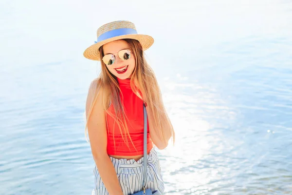 Stylisches Mädchen mit Bootsführer und Sonnenbrille posiert auf dem Hintergrund von — Stockfoto