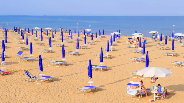 Leżaki i parasole na piaszczystej plaży. błękitne morze. lato vacati — Zdjęcie stockowe