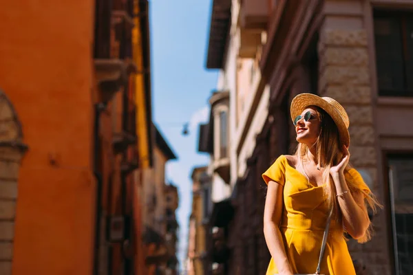 Модный стиль молодая девушка-модель с сумкой позирует на улице — стоковое фото