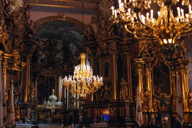 kilisenin iç. büyük avizeler