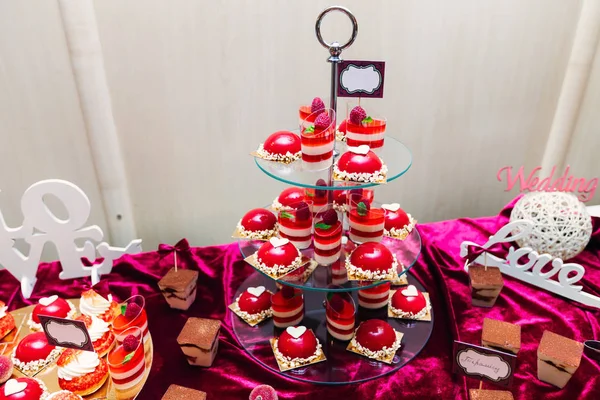 Decorações na barra de doces. cupcakes e macaroons. de perto — Fotografia de Stock