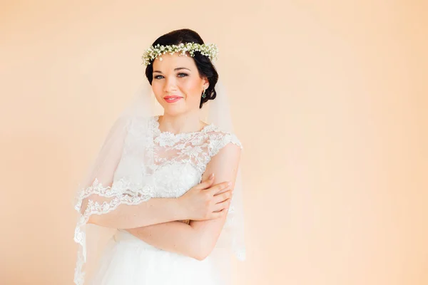 Bride in beautiful dress closed her eyes and holding hands on wa — Stock Photo, Image