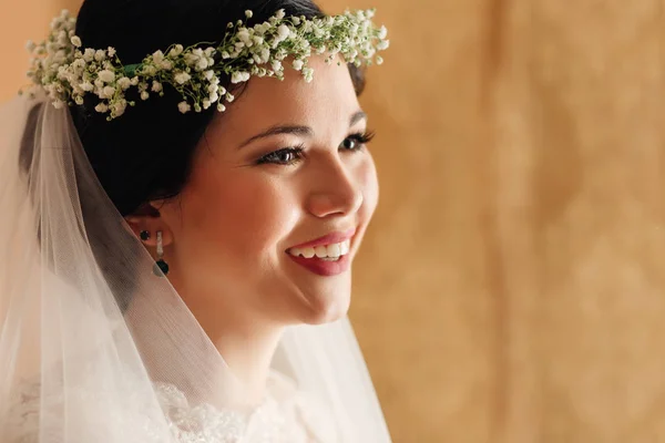 Close-up of the bride with a wreath on the head. sincere smile. — Stock Photo, Image