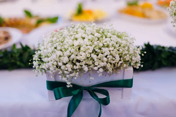 Bukiet białego lilii doliny w pięknym wazonie na w — Zdjęcie stockowe