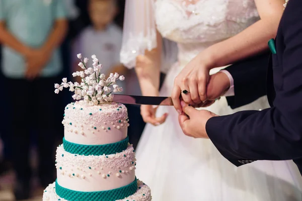 Los recién casados cortaron un pastel de bodas. Mantenga el cuchillo juntos y cortar la ca —  Fotos de Stock