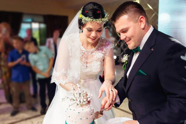 Новобрачные разрезали свадебный торт в ресторане. Гости в т — стоковое фото