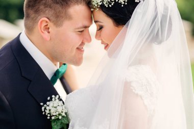 yeni evliler gözlerini kapattı ve her o başlarını eğildi