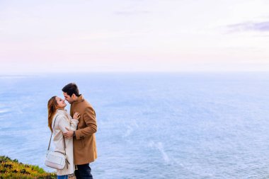 Bir adamın yakın çekim gözlerini kapatmış bir kız akucak ve onlar