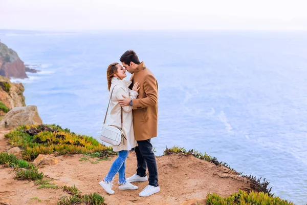 Couple kiss on the shore of the ocean — Stock Photo, Image