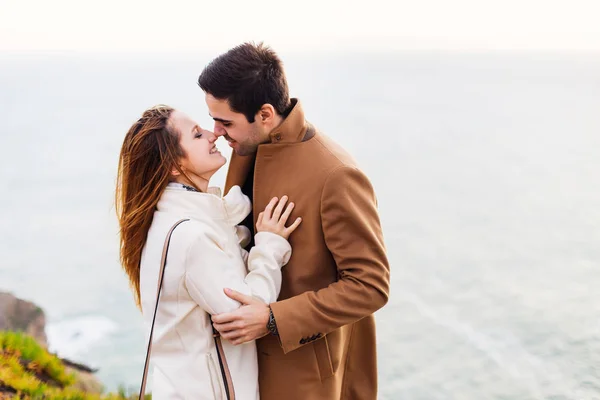 Nahaufnahme von verliebten Paaren, die sich am Ufer des Ozeans küssen — Stockfoto