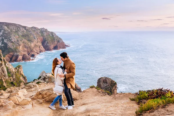 Verliebte Paare wollen Kerl küssen und Mädchen wollen auf den Bac küssen — Stockfoto